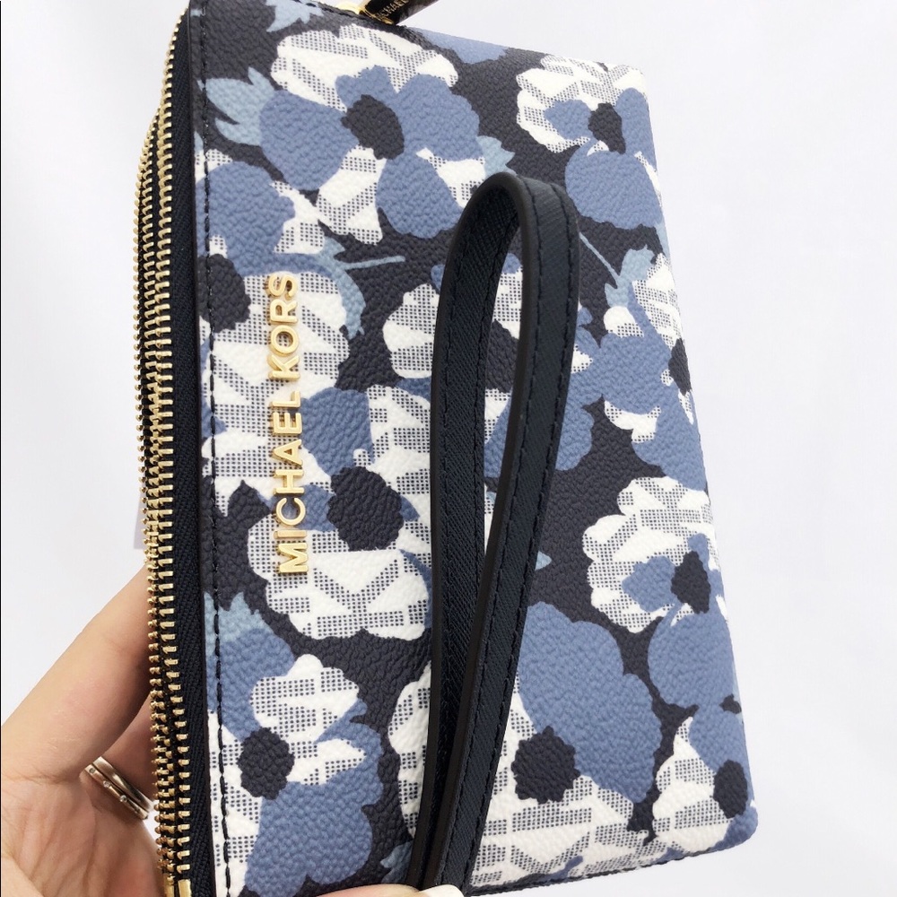Gaby’sBags👜💕-NWT Michale Kors Wristlet Floral - Picture 6 of 6